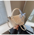Détail du sac seau blanc en PU avec bordure en dentelle, ruban à carreaux et boucles argent - Blanc