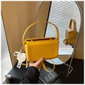 Sac à main jaune vif grainé avec pendentif en perles et bandoulière amovible - Jaune avec Pendentif / Jaune