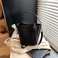 Bolso cubo chic negro con textura de lichi, herrajes plateados y correa ajustable - Negro con colgante