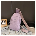 Détail du sac de poitrine en nylon lilas avec bandoulière et poche zippée avant - Violet