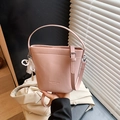 Borsa a secchiello rosa trama litchi con ciondolo di perle e manico superiore - Rosa con ciondolo