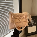 Sac bandoulière rose style ballet avec nœuds papillon et finition en cuir PU plissé - Rose