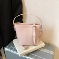 Borsa a secchiello rosa in pelle a grana con manico e tracolla regolabile - Rosa Senza Pendente