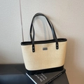 Grande borsa tote in paglia intrecciata con manici in pelle nera e dettaglio logo in metallo - Nero
