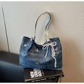 Détail du sac fourre-tout en denim bleu avec papillons argentés et nœud de perles - Bleu royal avec pendentif