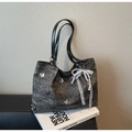 Détail du sac porté épaule en denim gris avec motif papillon et breloque en perles - Noir avec pendentif