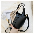 Détail du sac seau en cuir noir grainé avec ferrures dorées et foulard décoratif en soie - Noir