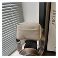 Detail van gebroken witte PU-lederen crossbodytas met lychee-patroon en brede gestreepte riem - Khaki