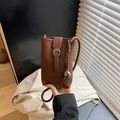 Kompakte braune Handy-Beuteltasche aus Leder mit silberner Hufeisenschnalle und Gurt - Braun