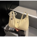 Sac boulette beige avec nœud en perles et breloque cœur sur fond de livre chic - Jaune avec Pendentif
