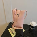 Rosa Handy-Eimertasche aus Leder mit Lychee-Muster und silberner Hufeisenschnalle - Rosa