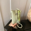 Hellgrüne Handy-Beuteltasche aus Lederimitat mit neongelber Kordel und Silberschnalle - Grün