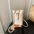 Schicke cremeweiße Handy-Eimertasche aus Narbenleder mit hufeisenförmiger Metallschnalle - Weiß