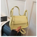 Borsa a tracolla giallo pallido in ecopelle con fibbia dorata e tracolla regolabile - Giallo