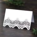 Élégante carte de table blanche découpée au laser pour mariages sur fond de bois foncé - 12x9cm / Blanc
