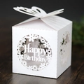 Nahaufnahme der lasergeschnittenen Schachtel mit Schmetterling und Happy Birthday Design - 6*6*10CM / Weiß
