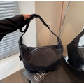 Bolso bandolera minimalista negro de color liso con correa ajustable y cremallera plateada - Negro