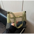 Detalle del bolso de hombro en cuero verde aguacate y lona beige con cierre de metal - Verde