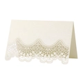 Détail macro du motif dentelle découpé au laser sur élégant carton de table blanc nacré - 12x9cm / Ivoire