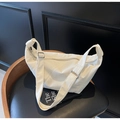 Bolso bandolera de nailon blanco crema con correa ancha ajustable y diseño minimalista - Blanco Roto