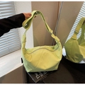 Bolso bandolera de media luna verde claro minimalista con costuras y correa ancha - Verde