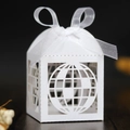 Scatola regalo globo bianca tagliata al laser con finitura luccicante e fiocco in organza - Bianco