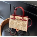 Sac à main élégant en cuir bordeaux et crème avec broderie et bandoulière - Bordeaux
