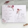 Dettaglio dell'invito di nozze tagliato al laser con inserto di rose ad acquerello - Bianco