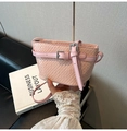 Borsa rosa con motivo a coccodrillo, cinturino decorativo e tracolla sottile - Rosa