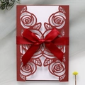 Partecipazione matrimonio bordeaux taglio laser con motivo floreale e fiocco in raso rosso - Rosso Scuro