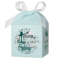 Detail der hellblauen Geschenkbox mit lasergeschnittenem Happy Birthday Design und Schleife - Perlhellblau