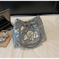 Détail du sac seau matelassé argenté avec rivets métalliques et grande étoile en cristal - Argent