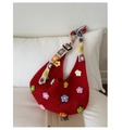 Nahaufnahme der roten Häkeltasche mit bunten 3D-Strickblumen und Stickmustern - Einheitsgröße / Rot