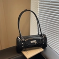 Bolso estilo bowling negro brillante con cierre de corazón plateado y forma cilíndrica - Negro