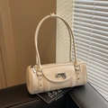Bolso bowling blanco crema en cuero charol brillante con dije de corazón y asa larga - Blanco
