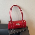 Bolso bowling de charol rojo con colgante de corazón y elegantes detalles plateados - Rojo