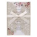 Détail de l'invitation de mariage découpée au laser pailletée avec un nœud en satin - Or clair