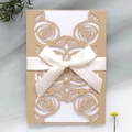 Dettaglio dell'invito a rosa tagliato al laser con carta bianca e fiocco di raso beige - Oro Champagne