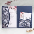 Partecipazioni matrimonio blu navy intagliate al laser con carta floreale e pizzo - Blu navy