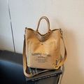 Khaki Canvas-Einkaufstasche mit verstellbarem Schultergurt und Branding-Schrift - Karamell