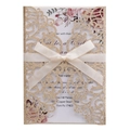 Détail de l'invitation à paillettes découpée au laser avec nœud en soie et carte fleurie - Or rose
