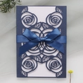 Invito nuziale blu navy in carta perlata con rose tagliate al laser e fiocco di nastro - Blu Fantasma