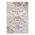 Détail d'invitation de mariage découpée au laser avec pochette fleurie et ruban satin - Ivoire