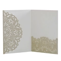 Dettaglio dell'invito di nozze bianco tagliato al laser con motivi mandala glitter oro - Oro Chiaro Glitter