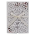 Dettaglio invito nuziale intagliato al laser con nastro bianco e inserto floreale elegante - Guscio, pagina interna, busta e nastro / Bianco