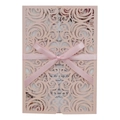 Elegante invito di nozze tagliato al laser con nastro rosa e motivo floreale - Guscio, pagina interna, busta e nastro / Rosa Chiaro