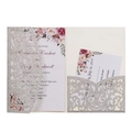 Dettaglio dell'invito di nozze intagliato al laser con glitter argento e inserti floreali - Set Completo / Argento Glitter