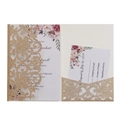 Makro-Detail von lasengeschnittener Hochzeitskarte mit goldenem Glitzer-Umschlag - Glitzer Roségold / Komplettes Set