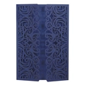Détail de l'invitation de mariage bleu marine découpée au laser avec motif floral ajouré - Bleu Magique