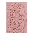 Dettaglio intaglio laser con motivi floreali e cuore su carta perlata rosa antico - Rosa